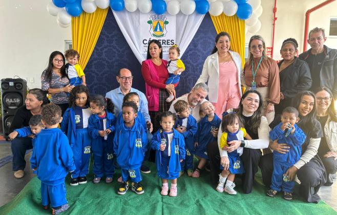 Prefeitura entrega mais de 9 mil kits de uniformes para alunos da rede municipal