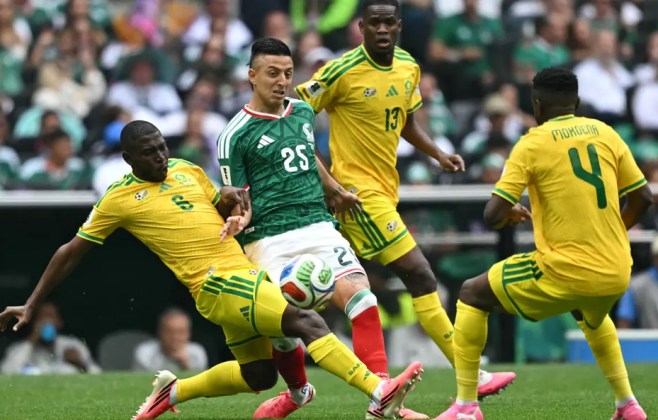 México abre Copa vencendo África do Sul em duelo com três expulsões