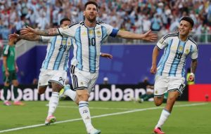 Messi vira maior artilheiro das copas e lidera Argentina em estreia