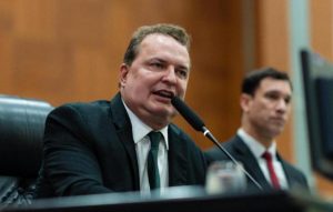 Max critica tentativa do Governo de reduzir prerrogativas da Assembleia