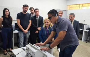 Parceria leva treinamento com inclusão a eleitores com deficiência visual em Cuiabá
