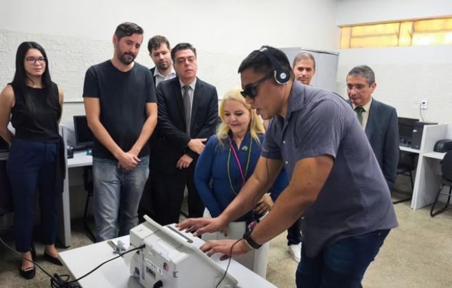 Parceria leva treinamento com inclusão a eleitores com deficiência visual em Cuiabá