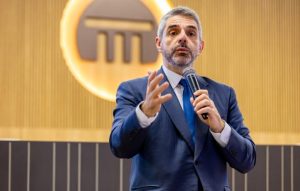 Governo digital nos municípios depende de capacitação de servidores, defende professor
