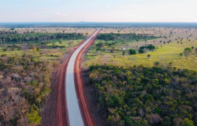 Obras para asfaltar MT-199 avançam em direção a Bolívia